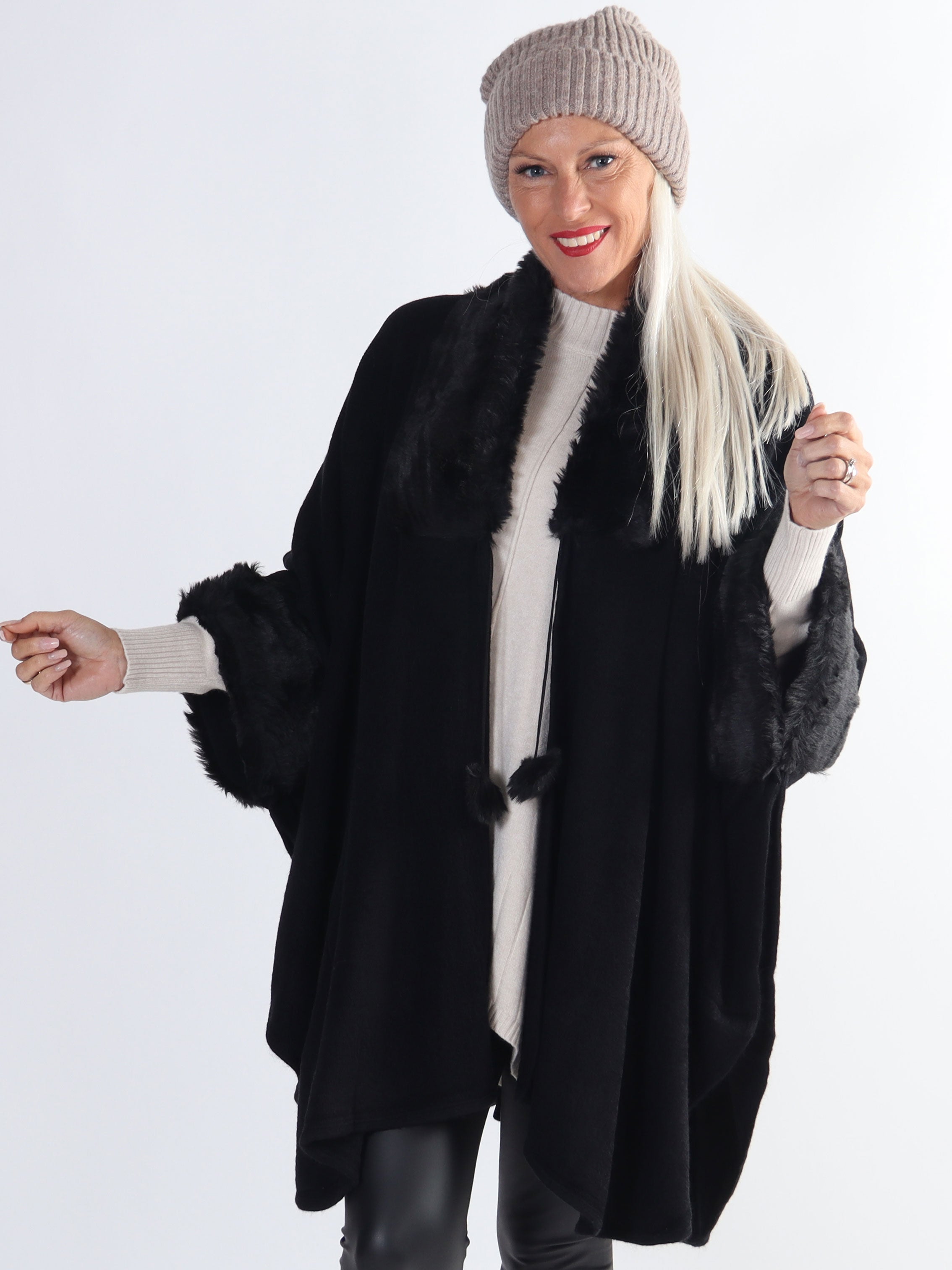 Manon - Plus size strikponcho med faux fur pelskant
